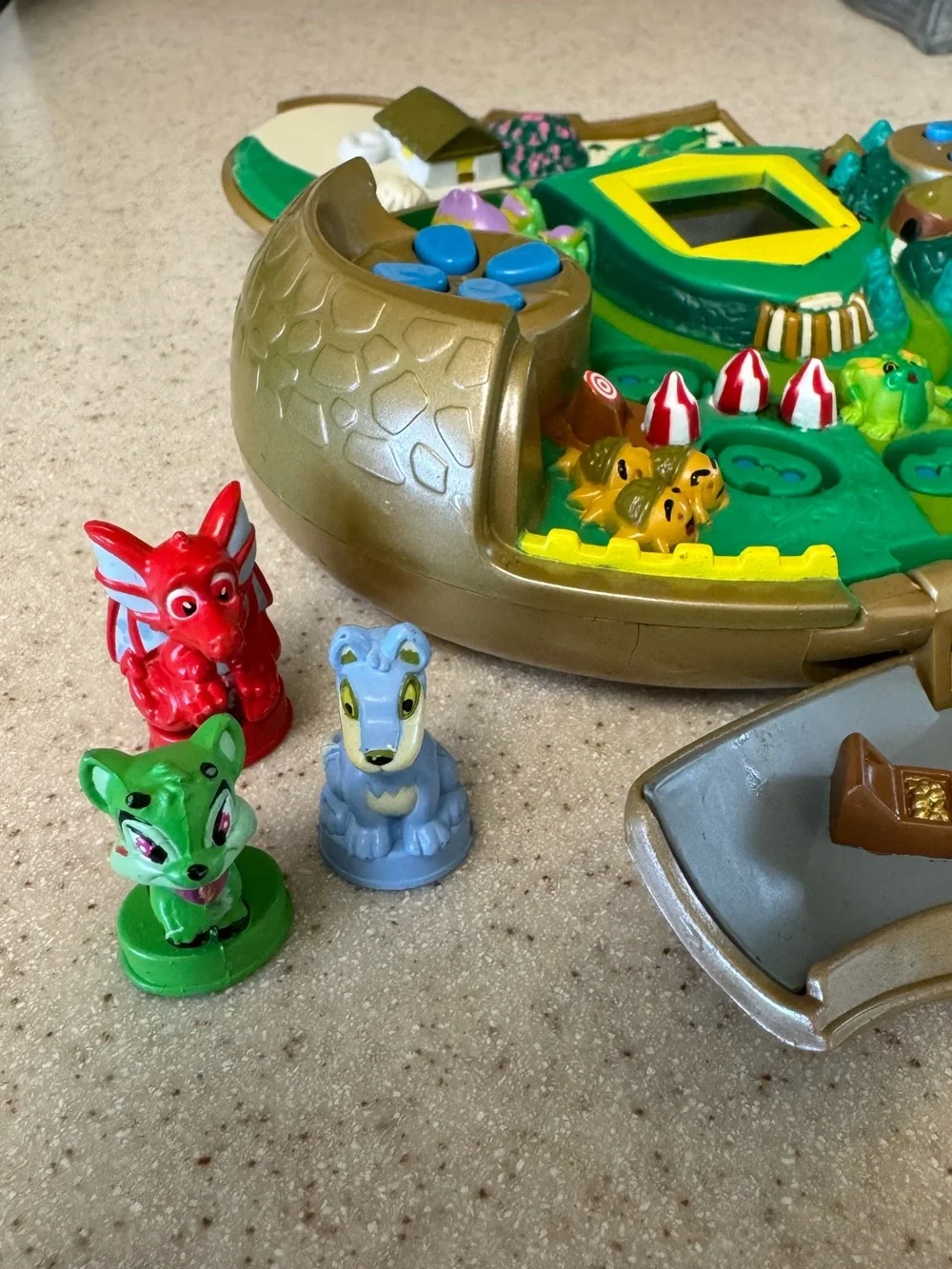 2003 vintage Neopets handheld game with pets!